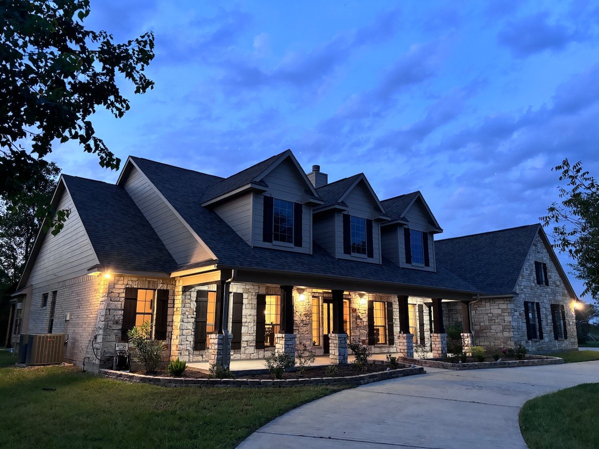 Serene 50-acre ranch with Hot Tub, BBQ Grill, Fire pit